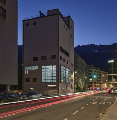 Außenansicht des Adambräu während der Ausstellung "Open Box"