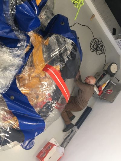 Aufbau der Ausstellung mit Hans-Walter Müller im aut