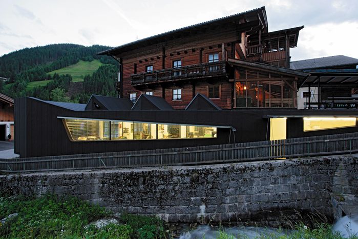 Auszeichnung des Landes Tirol für Neues Bauen 2008: Zu- und Ausbau Schmiede Steidl,
Innervillgraten, 2007–2008 (Architektur: Peter Jungmann und Markus Tschapeller)