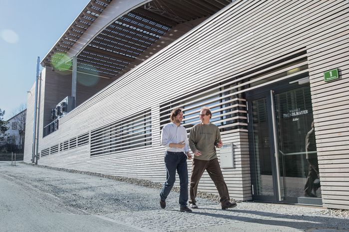 v.l.n.r. Vincent und Willi Bründlmayer, im Hintergrund Flugdach mit transparenten Solarmodulen