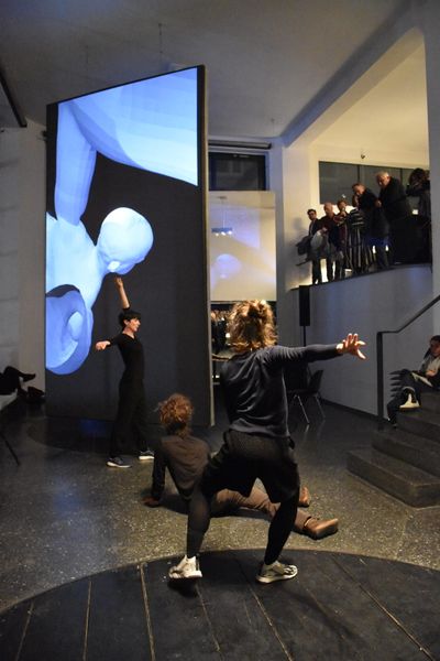 Performance: Die Tänzerinnen Esther Balfe und Christina Jauernik interagieren in Echtzeit mit der Rauminstallation