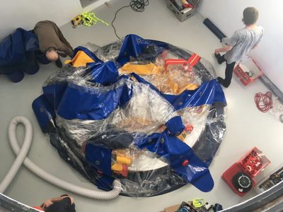 Aufbau der Ausstellung mit Hans-Walter Müller im aut