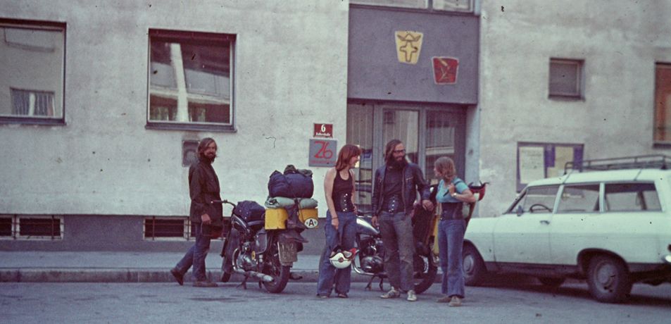 1974: Benno Erhard (li.) sowie Jussuf und Vroni Windischer (re.) vor der verschlossenen Tür des z6