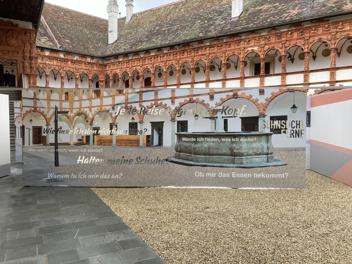 Hofansicht Schallaburg, Eingang zur Ausstellung Sehnsucht Ferne.