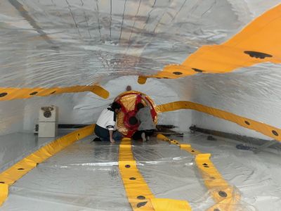 Aufbau der Ausstellung mit Hans-Walter Müller im aut