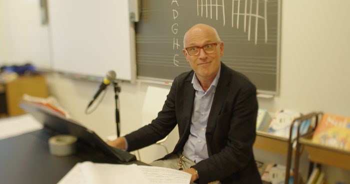 Kari Louhivuori, Schulleiter der Kirkkojarvi Gesamtschule in Espoo, erklärt, warum das schulpädagogische Konzept Finnlands auch in Schulen funktioniert, die sich, wie seine, in sog. sozialen Brennpunkten befinden. Filmstill „Tomorrow“, Mélanie Laurent & Cyril Dion, 2015