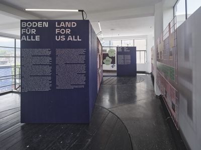 Blick in die Ausstellung "Boden für Alle. Eigennutz oder Gemeinwohl?" im aut
