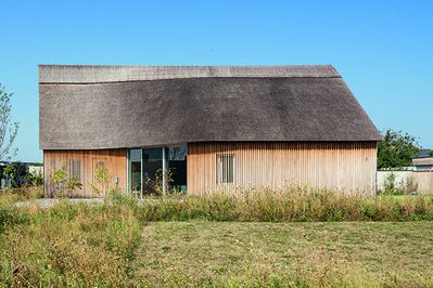 ORTE_Ausstellung_Bauherrinnenpreis 2024 - Unterwegs_Einfamilienhaus mit Schilfdach Weiden am See _Gilbert Berthold