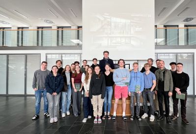 Roman Höllbacher (Künstlerischer Leiter Initiative Architektur) mit Lehrpersonal und Schüler*innen der HTL Saalfelden.