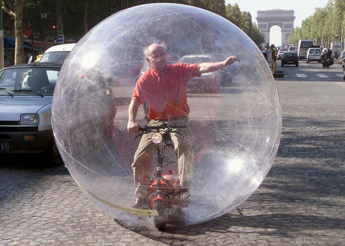 Hans-Walter Müller mit seinem Elektroroller im „Ballon transparent“ bei einer Fahrt durch das Stadtzentrum von Paris anlässlich des Weltumwelttages, 2001