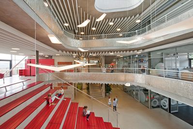 Schul- u. Kulturzentrum - Feldkirchen/Donau, 2014, Aula/Lesetreppe