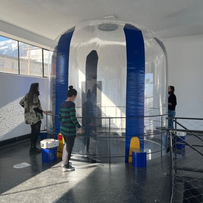 Aufbau der Ausstellung mit Hans-Walter Müller im aut