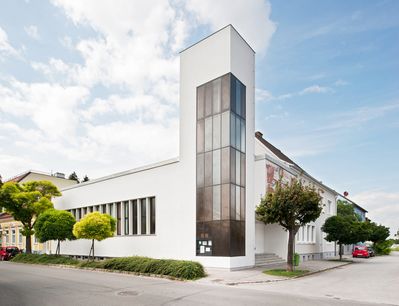Dreieinigkeitskirche - Korneuburg. Arch. Alfred Bastl, 1963