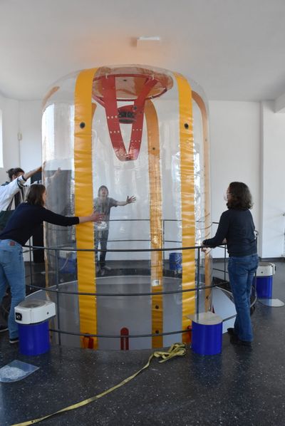 Aufbau der Ausstellung mit Hans-Walter Müller im aut